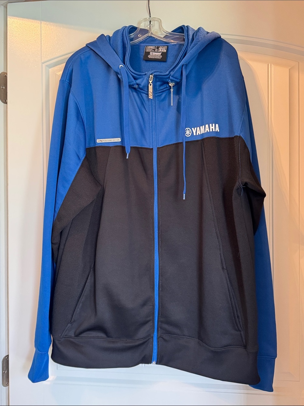 LIKE NEW! Men’s YAMAHA blue & black Factory Effex zipup hooded sweatshirt/jacket